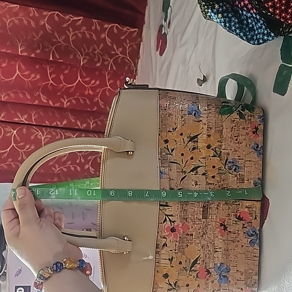 A new bag with tags floral design, kind beige color, - Picture 8 of 10